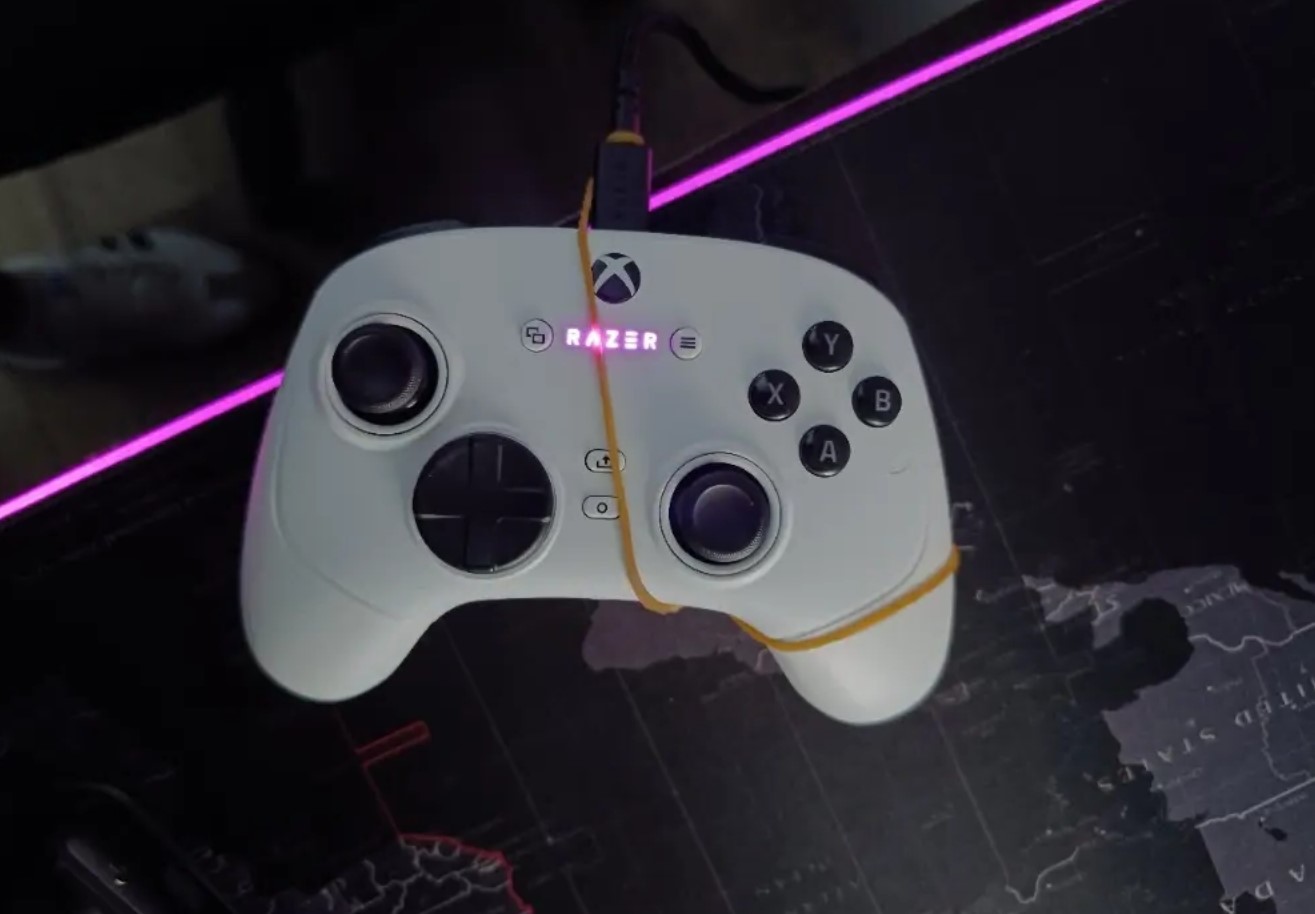 white edition razer v3 wolverine controller with rubber band to stop the shutters from happen and the white flashing razer logo light only works sometime it makes it hard to play